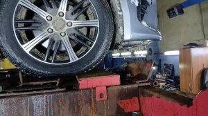 Готовимся заливать масло Castrol на ТО, заливаем в фильтр, закрываем сливную крышку на 86 тыс км