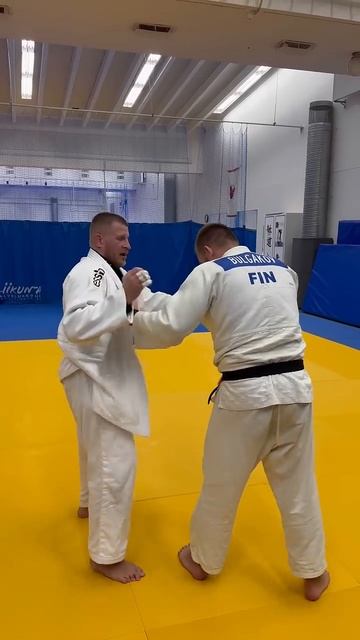 ПОСМОТРИТЕ НА ЭТОГО ЗВЕРЯ🔥👊🏻 КТО ЗНАЕТ, КАК НАЗЫВАЕТСЯ ЭТОТ БРОСОК#дзюдо #бросокдзюдо #тренировк. смотреть онлайн