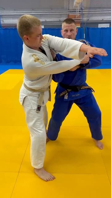 Потеряли верхний хват 3 взрывных броска, чтобы переломить ситуацию🔥👊🏻 #дзюдо #бросокдзюдо #корот. смотреть онлайн