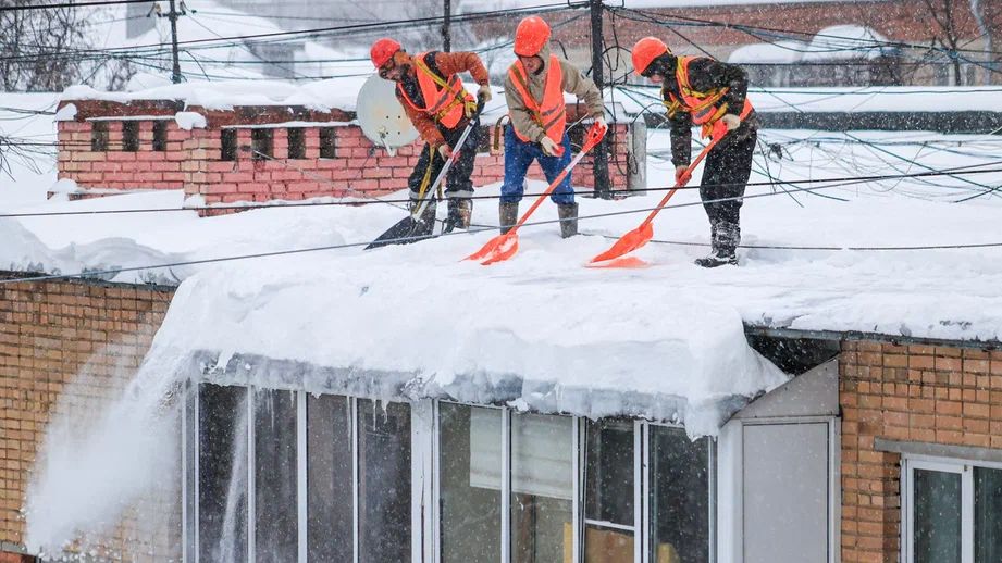 Очистка от наледи и снега крыш многоквартирных домов идёт полным ходом смотреть онлайн