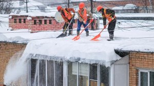 Очистка от наледи и снега крыш многоквартирных домов идёт полным ходом