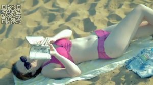 Молодая девушка на песке пляжа.