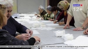Участницы клуба «Берегиня» с материнской заботой аккуратно складывают марлевые салфетки в госпиталя