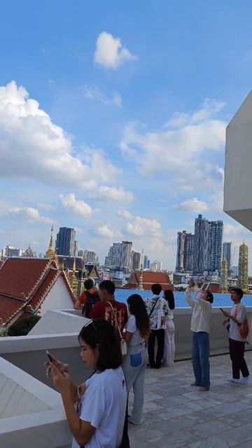 гигантские золотые Будды в храме в Бангкоке Таиланд смотреть онлайн