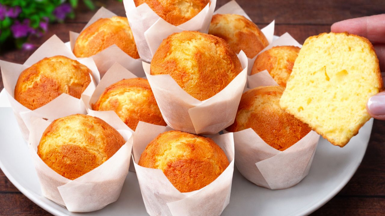 Воздушные кексы со сгущенным молоком за 5 минут | супер нежные и высокие смотреть онлайн