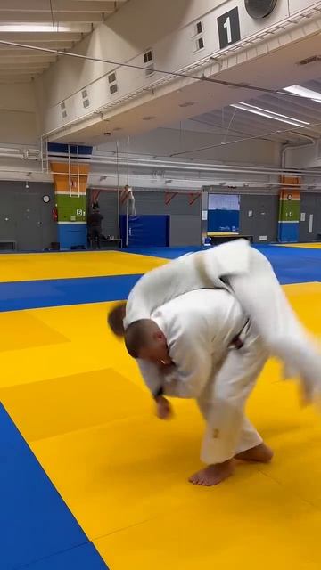 ОДНОСТОРОННИЙ СОДЭ ЦУРИКОМИ ГОСИ🔥👊🏻 #дзюдо #дзюдобросок #дзюдотренировка #короткоевидео #шорты смотреть онлайн