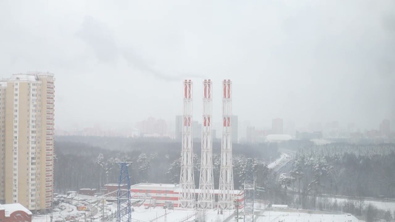 Снегопадный вид на Москву из окна  снег трубы дым  Фон для работы сна  15 мин