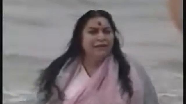 Шри Гуру мантра. Шри Матаджи на берегу океана. ГУРУ БРАХМА смотреть онлайн