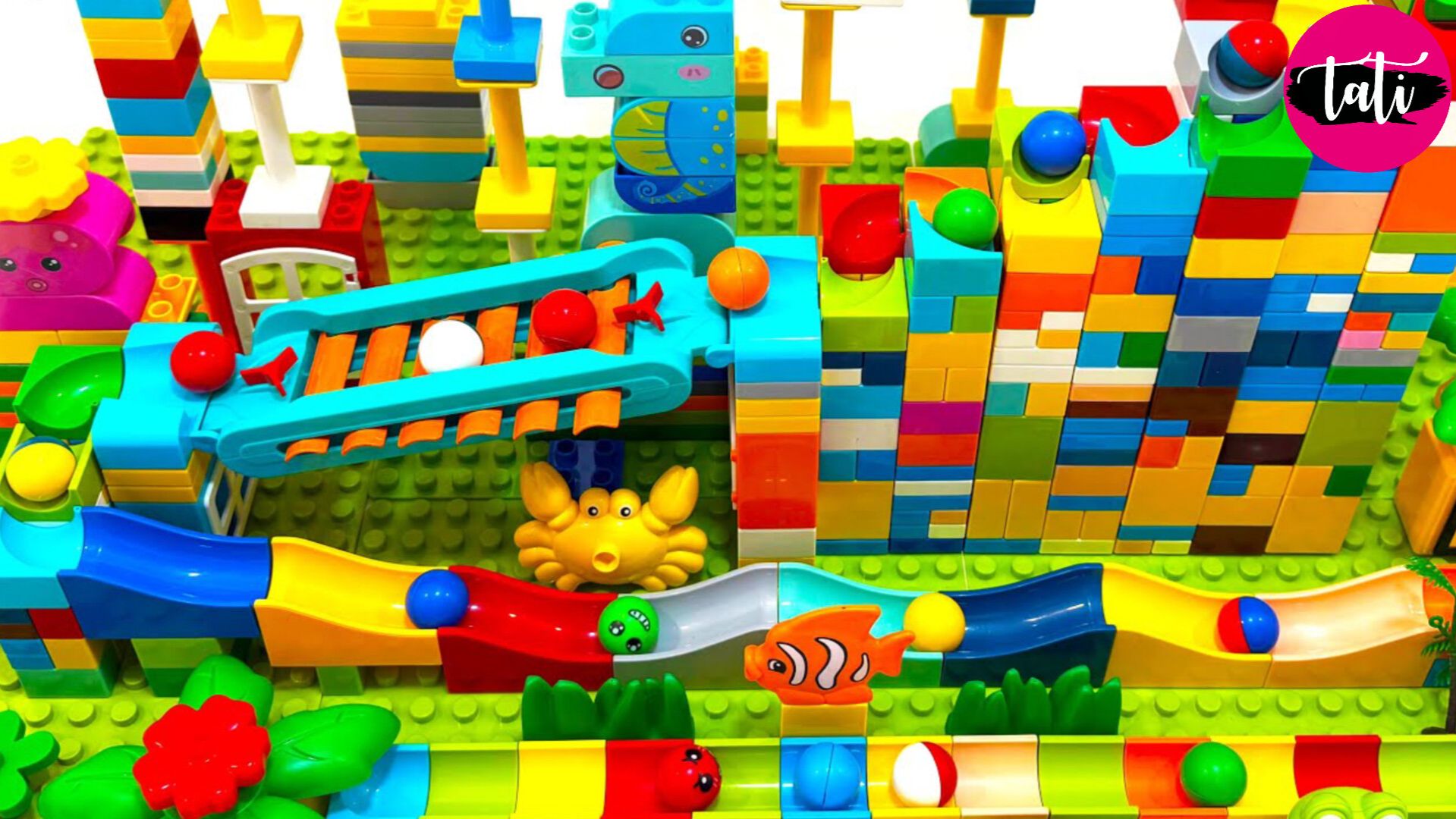 Играем в развивающий конструктор Марбл Ран и лего. Мультфильм для детей. ASMR АСМР смотреть онлайн