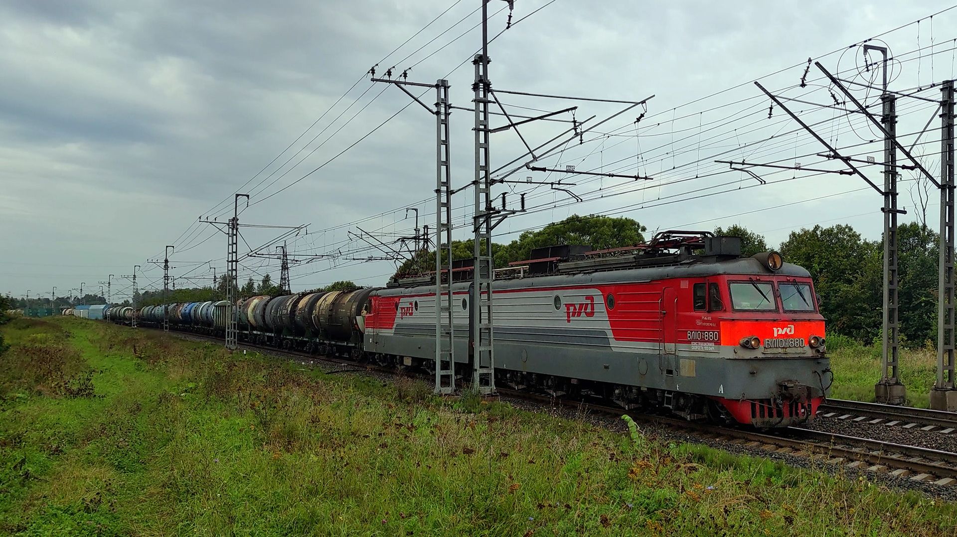 Электровоз ВЛ10У-880 с грузовым поездом смотреть онлайн