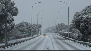 СМИ сообщили о проблемах в движении транспорта на дорогах Испании из-за снега