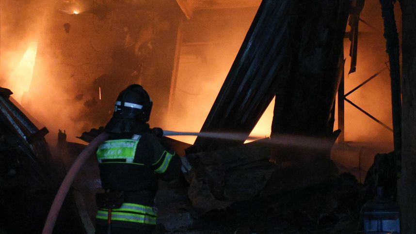 Крупный пожар на складе в Подмосковье охватил две тысячи квадратных метров смотреть онлайн