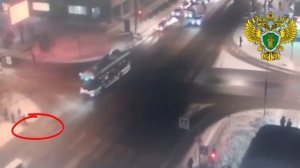 Троллейбус сбил 11-летнего мальчика, который начал переходить дорогу по зебре в Омске.

Ребёнок...