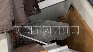 Коммунальщики добили дом, в котором ранее сосульками разбомбили лавочки и подъезды