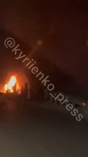 🇷🇺🔥🇺🇦Ночью российские дроны-камикадзе покуражились на трассе в районе Павлограда смотреть онлайн