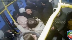 Два пассажира вывалились из движущегося автобуса в Казани