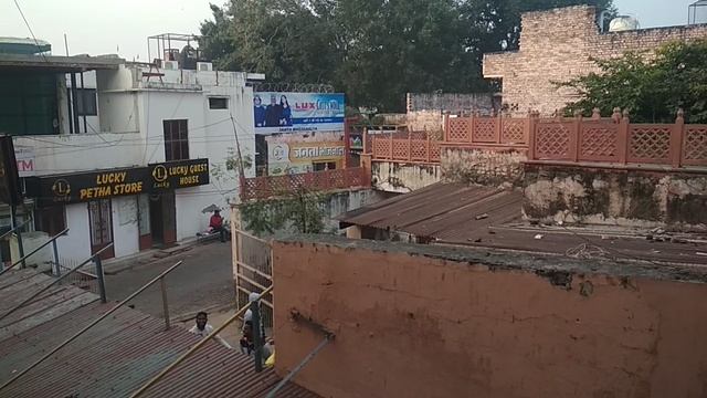 Агра.Вид с нашего балкона(((Уже с утра все галдят и не дают поспать! смотреть онлайн