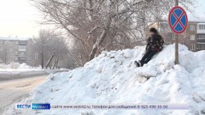 Опасно, не повторять: дети в Кемерове превращают кучи снега у дорог в горки