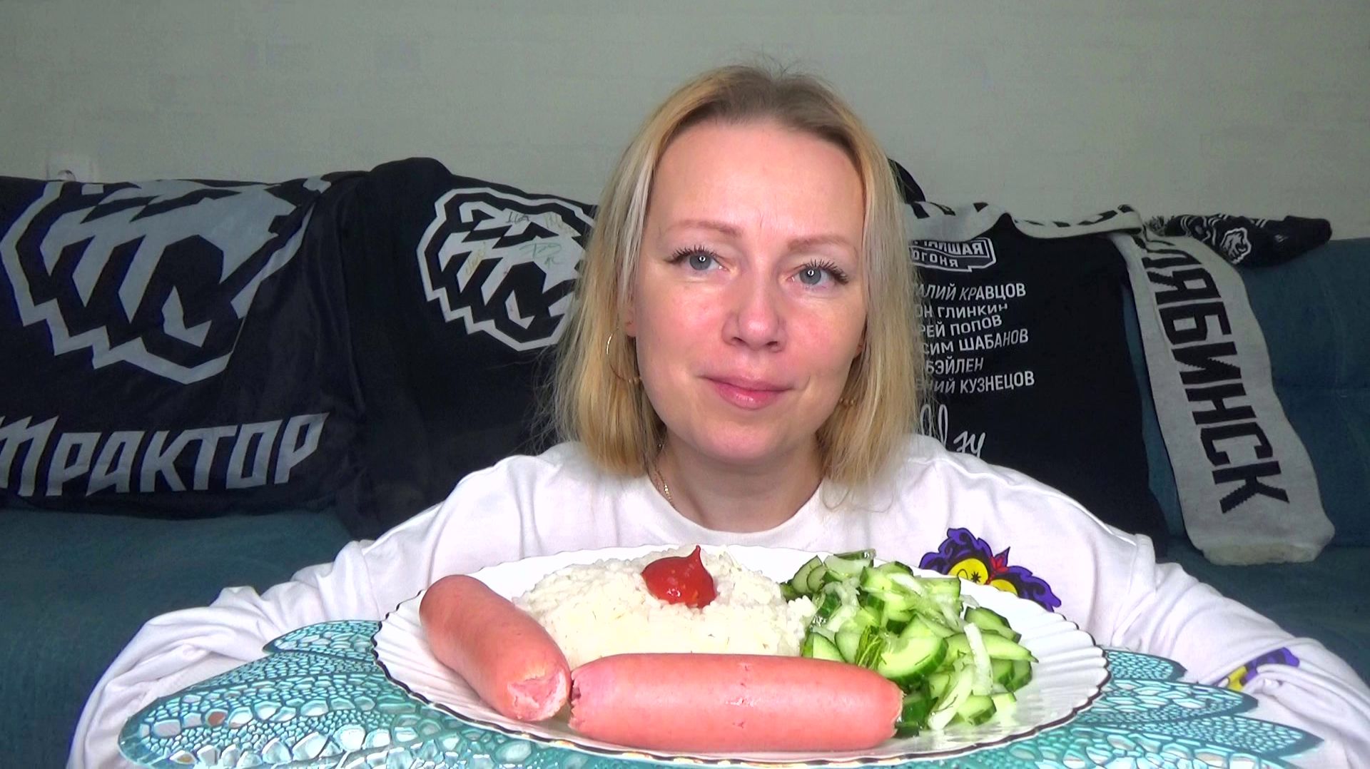 Мукбанг просто и вкусно. Рис с сосисками, салат огуречный, Еда вкуснота. смотреть онлайн