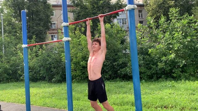 俄罗斯男子通过做引体向上来提高马拉松成绩 || 让我们一起努力吧 :) смотреть онлайн