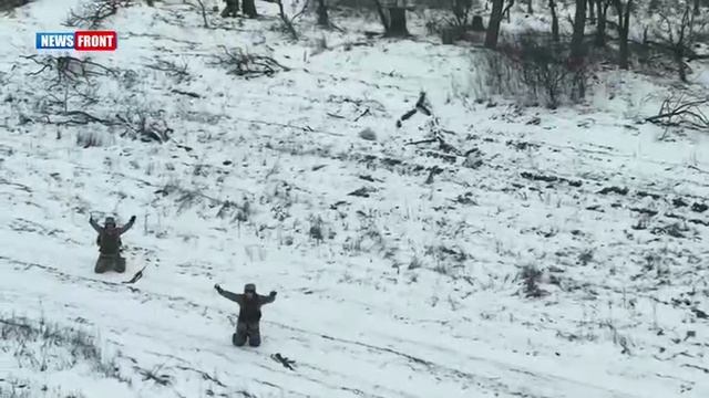 Два украинца пытаются сдаться, но два других их сослуживца в посадке открывают по ним огонь и убиваю смотреть онлайн