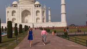 А мы идём такие все...не в Дольче Габбана)