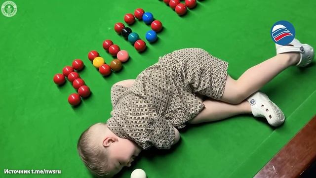 2-летний мальчик попал в Книгу рекордов Гиннесса, выполнив 2 сложных удара в бильярде смотреть онлайн