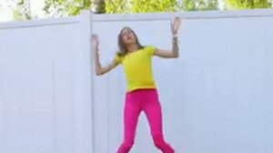 Малыш играет с забавными фруктами!