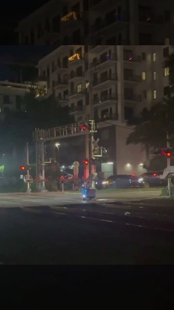 Во Флориде робот курьер решил уволиться, очень оригинальным способом смотреть онлайн