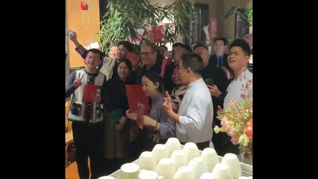 Стармер уже вовсю пиарится в Китае смотреть онлайн