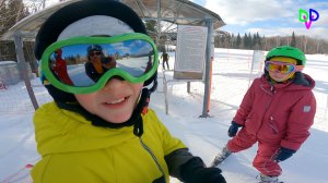 Диана и Даня катаются на горных лыжах с гор в Танае.