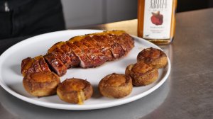 Свиная вырезка с грибами, копченая в керамическом гриле Green Kamado