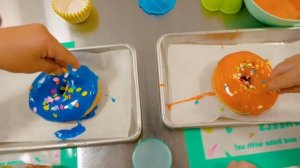 Дети исследуют фургон с едой.