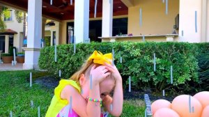 Настя играет с новыми друзьями и игрушками