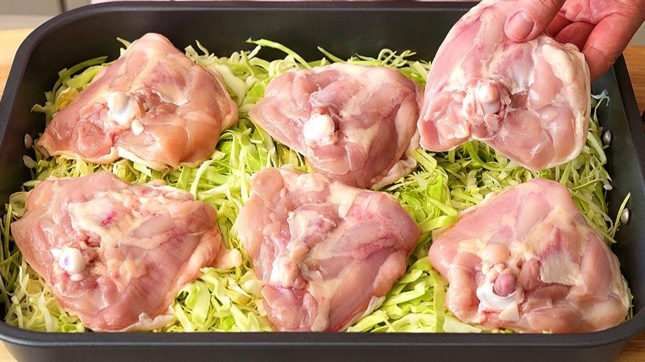Кочан капусты и куриные бедра! САМЫЕ ВКУСНЫЕ куриные бедра с овощами! Очень сочные и ароматные! смотреть онлайн