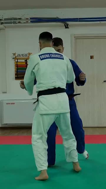 Morote-Seoi-Nage (Lancio caricando sul dorso a 2 mani) #judo #moroteseoinage #judotechnique #judoka смотреть онлайн