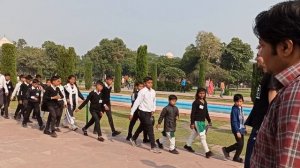 Влились в толпу туристов!