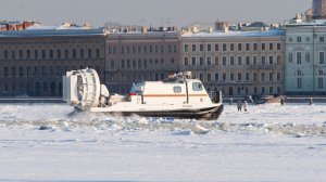 Экскурсия на воздушной подушке. Зимнюю навигацию открыли в Санкт-Петербурге