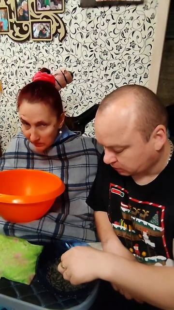 Накормил Катю скумбрией с чаем, теперь семечки 👆 раньше я ей всегда чистил, а теперь она сама может смотреть онлайн
