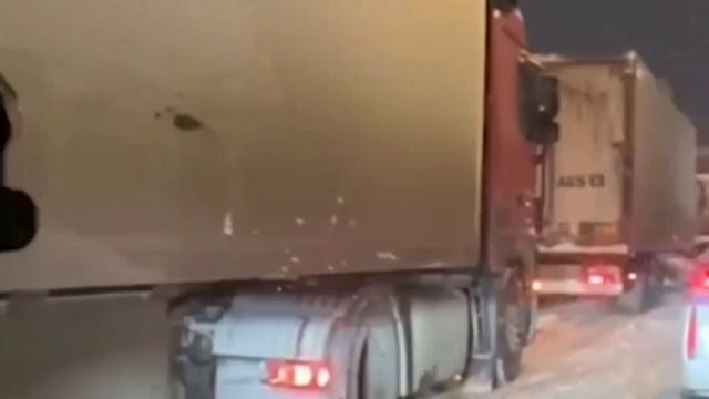Снежный коллапс парализовал въезды в Москву — на дорогах огромные пробки смотреть онлайн