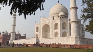 Красивый  и ухоженный парк рядом!