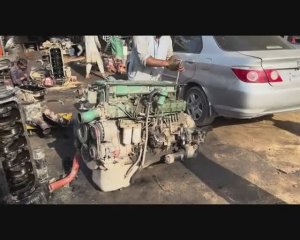 Поломка на шоссе Аварийный ремонт двигателя 12-колесного грузовика с помощью простых инструментов!