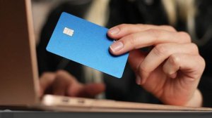 Юрист назвал потенциально приводящие к блокировке перевода банками слова