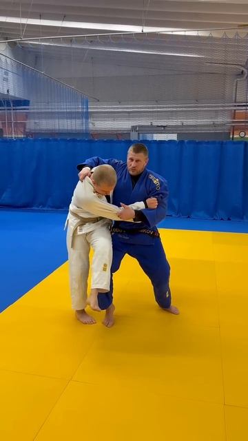 МОЩНАЯ КОМБИНАЦИЯ 🔥👊🏻 СМОТРИ И УЧИСЬ 🔥👊🏻 #дзюдо #бросокдзюдо #тренировкадзюдо #короткоевидео # смотреть онлайн