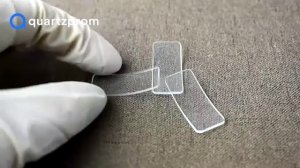 Прозрачные небольшие листы стекла с изогнутыми кроями