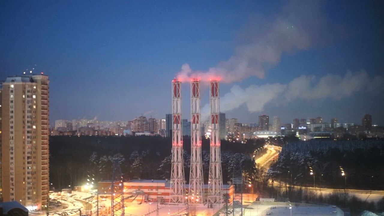 Режимный свет над Москвой из окна  трубы дым снег  Фон для работы сна  15 мин