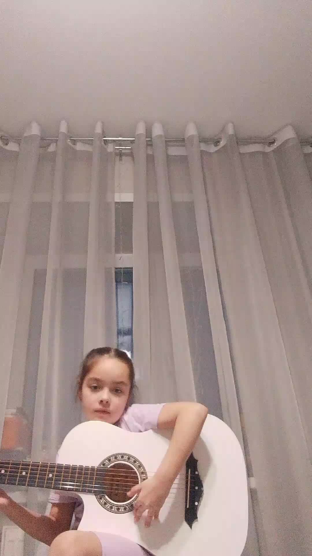 играю на гитаре зацените