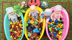 Мультики для детей и малышей с Яркими Куколками и конфетками в разноцветных ванночках. Мультики
