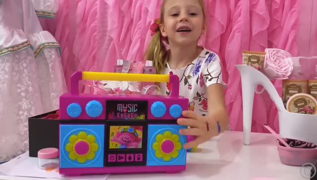 Настя устроила для папы салон красоты. Веселое видео смотреть онлайн