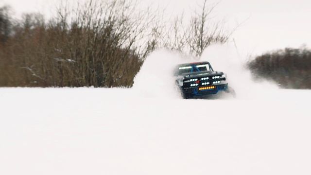 Радиоуправляемая полноприводная модель MJX HYPER GO H8P 1/8 Ford Bronco R Baja 1000 Зимняя гонка смотреть онлайн
